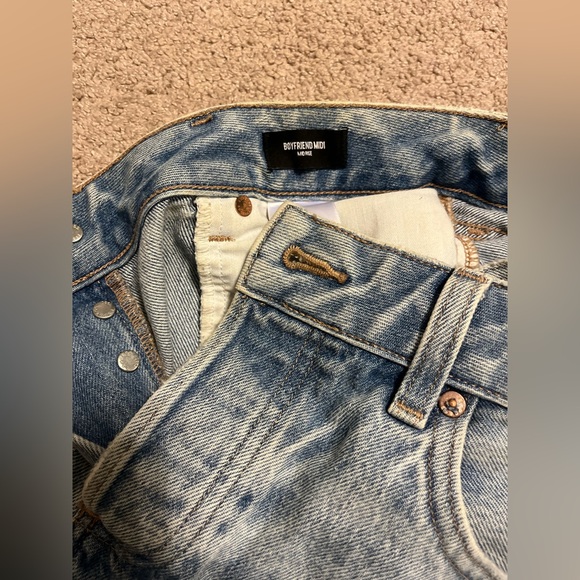 Worn once- EXPRESS boyfriend midrise lightwashe jean shorts - Picture 4 of 5